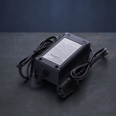 Зарядний пристрій для акумуляторних обприскувачів 12V 1.2A, імпульсний з індикатором заряду